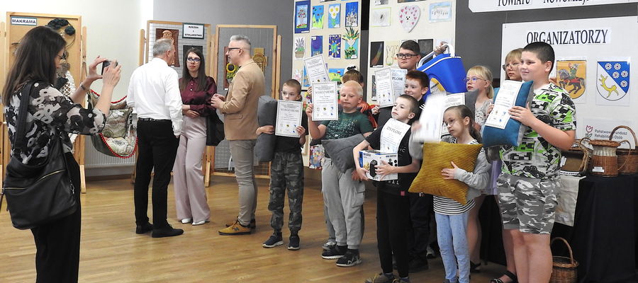 Ekipa dzieci z Tereszewa na wystawie i wspólne zdjęcie na zakończenie imprezy