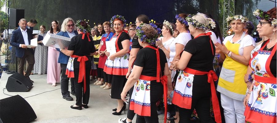 Przedstawicielki Kół Gospodyń Wiejskich na festiwalowej scenie. Specjalną nagrodę odbiera KGW w Krotoszynach