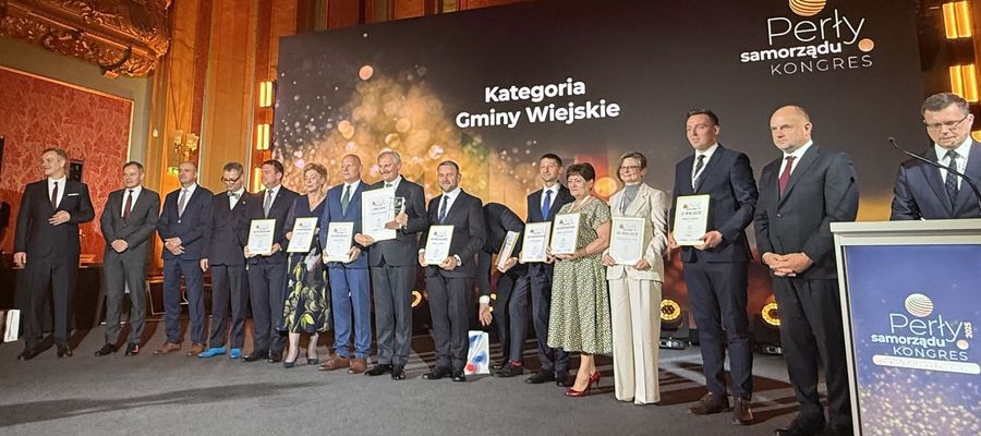 Galeria nagrodzonych, wśród których (w środku) jest wójt Arkadiusz Dobek