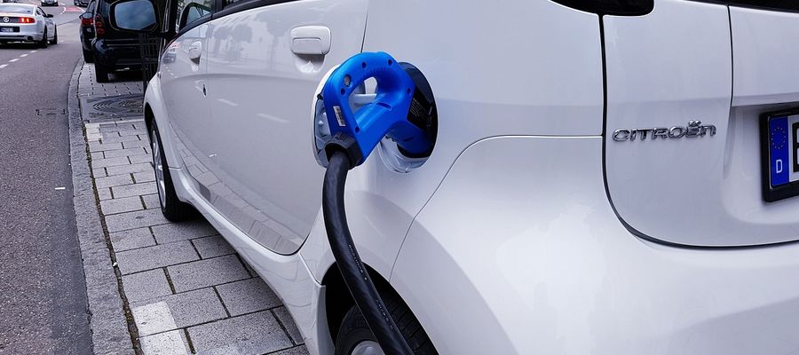 Ile kosztuje ładowanie elektryka w Europie? Polska wśród najdroższych krajów