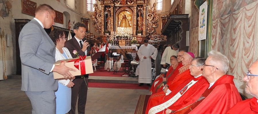Życzenia z okazji 60-lecia posługi kapłańskiej składają biskupowi nowomiejscy samorządowcy