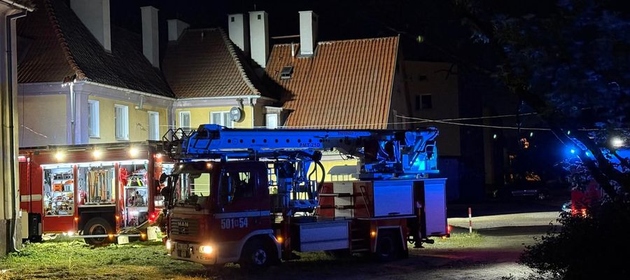 Groźny pożar w kamienicy przy ul. Warszawskiej w Nidzicy. Ewakuowano 29 osób