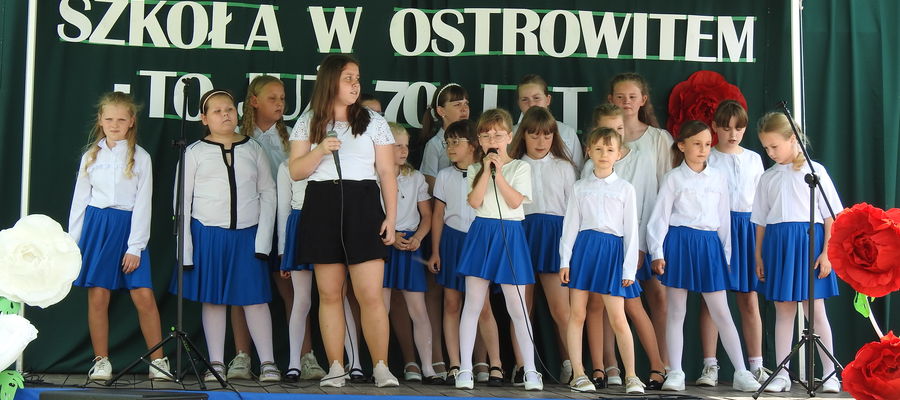 Występ szkolnego chóru na jubileuszowym spotkaniu
