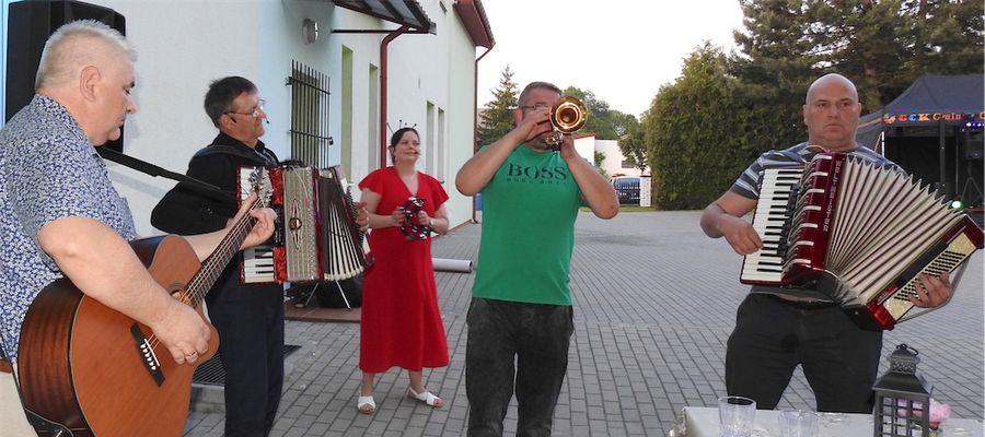 Migawka z sobotniej imprezy — zespół biesiadny w akcji...