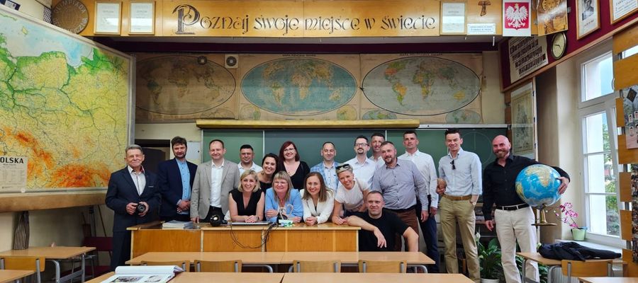 Bogdan Siemianowski, emerytowany nauczyciel Norwida, też wrócił z dawnymi uczniami do swojej klasy...