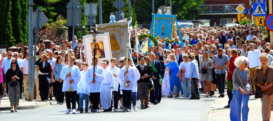 Procesja idzie ulicą Działyńskich