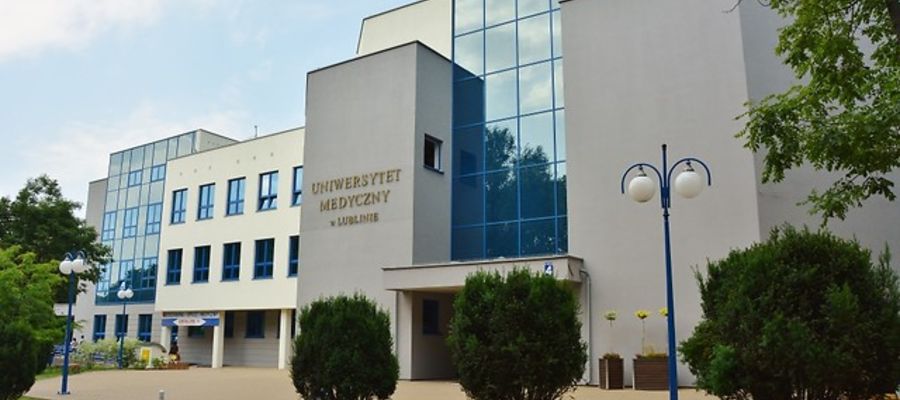 Prorektor medycznej uczelni pod lupą za wysokie zarobki. Prof. Torres odpiera zarzuty