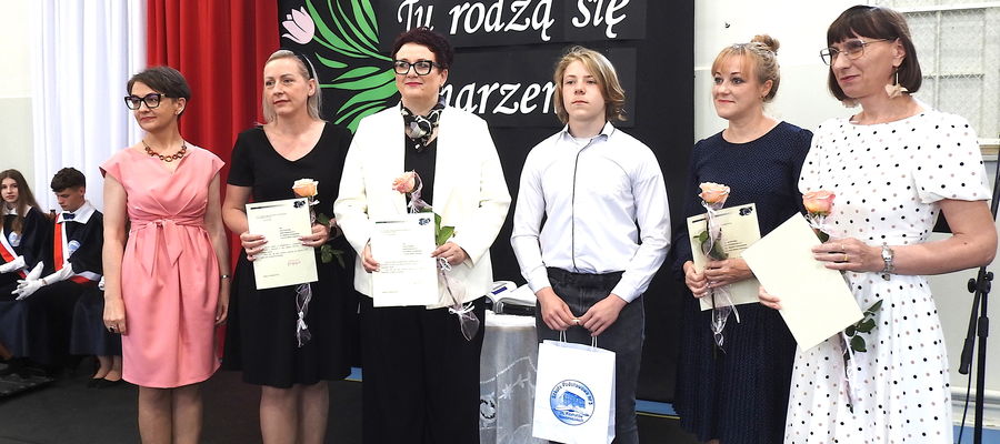 Szymon Uniatowski w towarzystwie dyrekcji szkoły i nauczycielek prowadzących