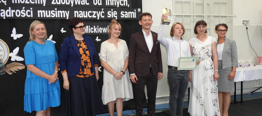 Szymon Uniatowski, szczególnie uhonorowany — z uniesioną statuetką...