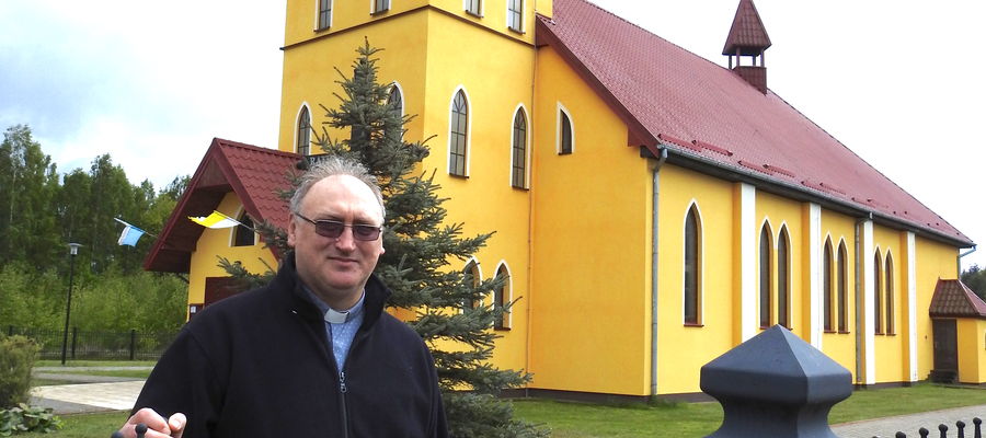 Ksiądz proboszcz Marek Wróblewski przed kościołem parafialnym w Jamielniku