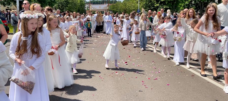 [WIDEO] Boże Ciało 2025 – procesja na osiedlu Jaroty w Olsztynie