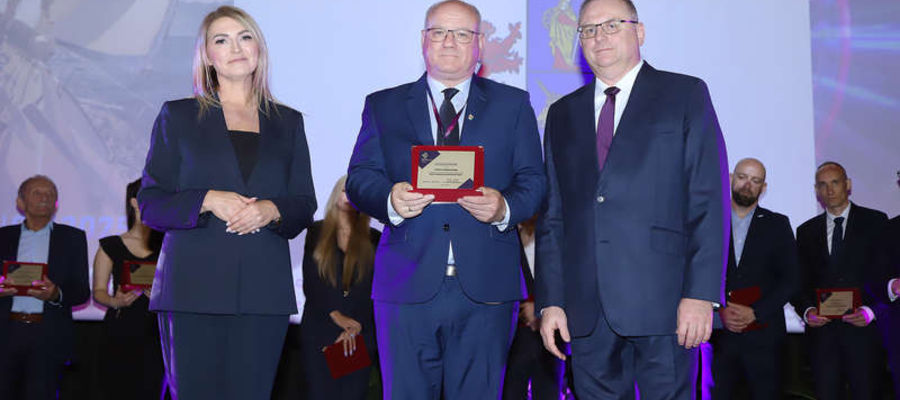  Starosta Paweł Cieśliński (w środku) i organizatorzy wydarzenia: dyrektor Agnieszka Weder-Grygielewicz i prezes Maciej Matera