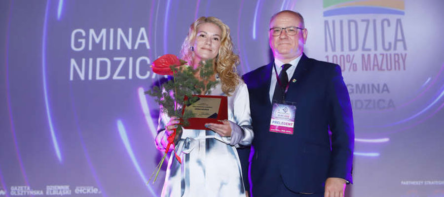 Joanna Dobroń - dyrektor Centrum Usług Wspólnych w Nidzicy odebrała statuetkę z rąk Pawła Cieślińskiego - starosty działdowskiego
