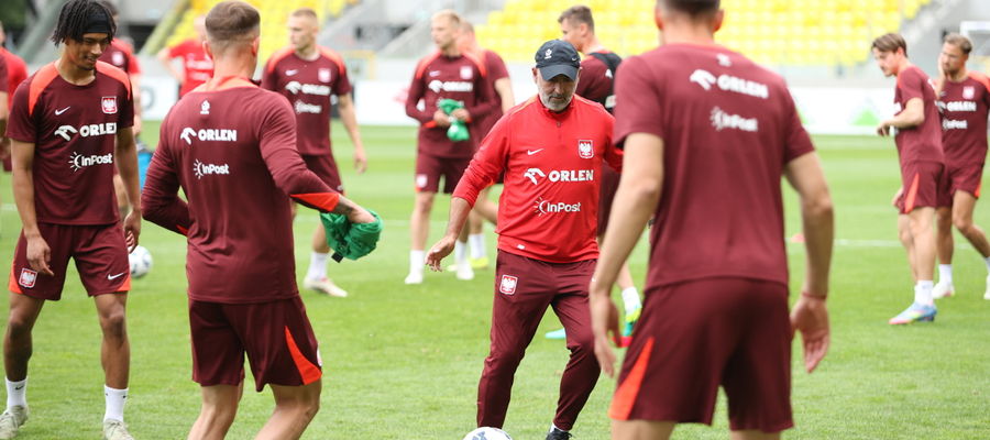 Michał Probierz  podczas treningu kadry w Katowicach