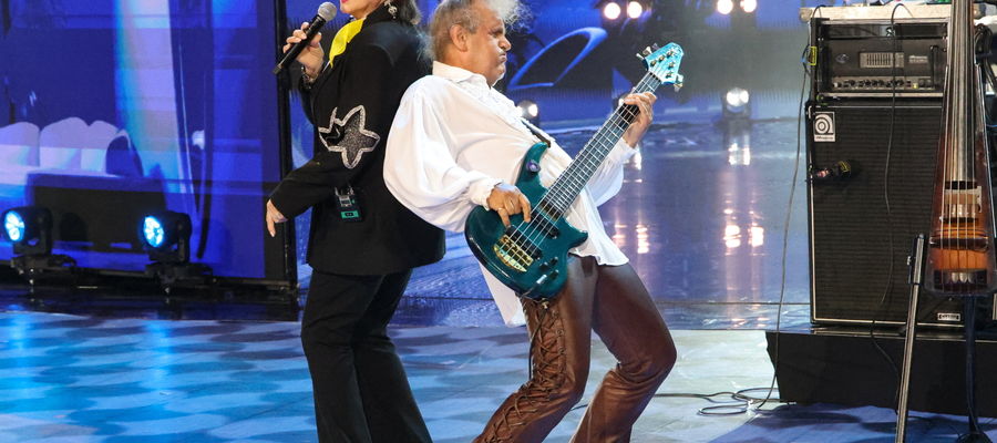  Wokalista Izabela Trojanowska (L) podczas koncertu „Zróbmy więc prywatkę” w ramach 62. Krajowego Festiwalu Polskiej Piosenki w Opolu, 14 bm. 