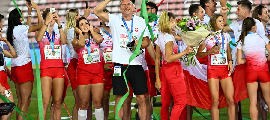Madryt, Hiszpania. 29.06.2025. Reprezentanci Polski podczas dekoracji medalowej na koniec drużynowych lekkoatletycznych mistrzostw Europy w Madrycie, 29 bm. W klasyfikacji generalnej zwyciężyli Włosi. Drugie miejsce zajęli Polacy, a trzecie Niemcy. 