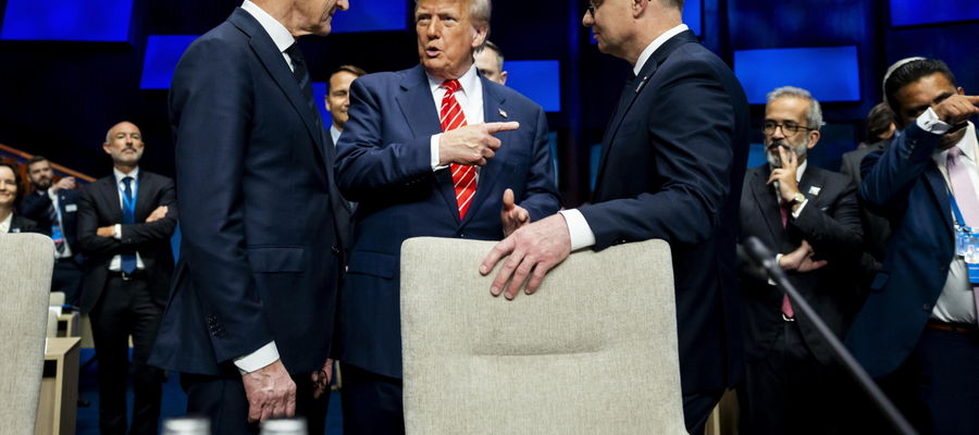 Jonas Gahr, premier Norwegii (L), prezydent USA Donald Trump (Ś), prezydent Polski Andrzej Duda (P) podczas szczytu w Hadze. 