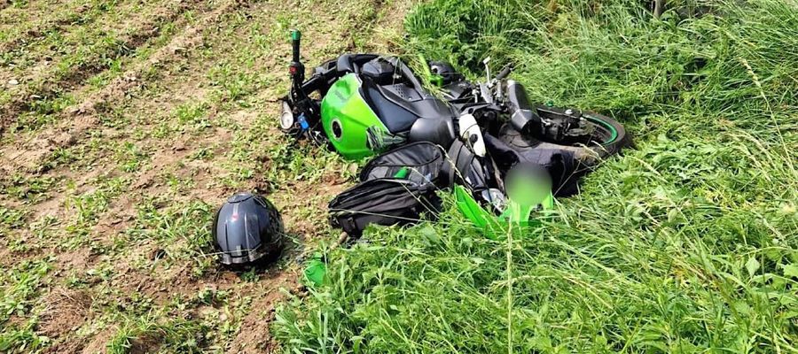 W Szyldaku 28-letni motocyklista nie dostosował prędkości do warunków ruchu, w wyniku czego na łuku drogi stracił panowanie nad pojazdem i zjechał do przydrożnego rowu. 