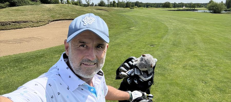 Michał Probierz pozdrawia z pola golfowego