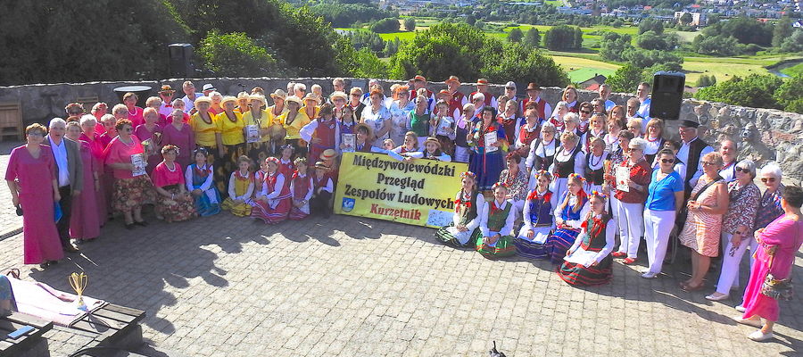 Wspólne zdjęcie na zakończenie przeglądu