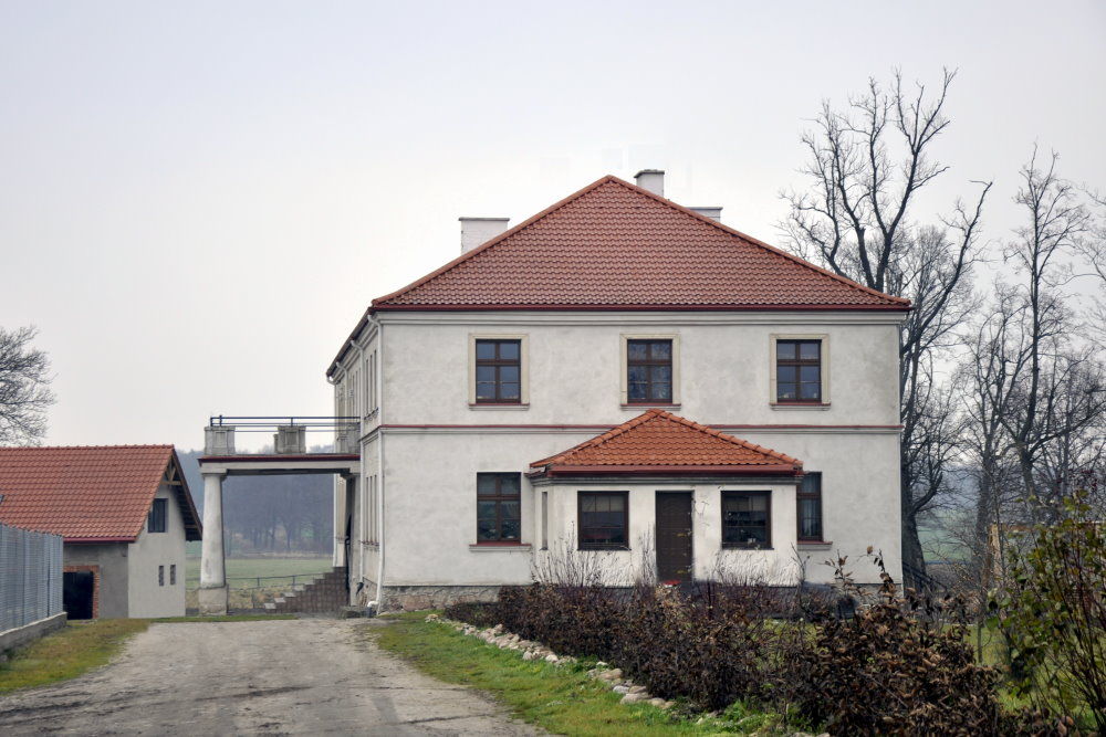 Odbudowany dwór w Norach. Stan z 2011 r.