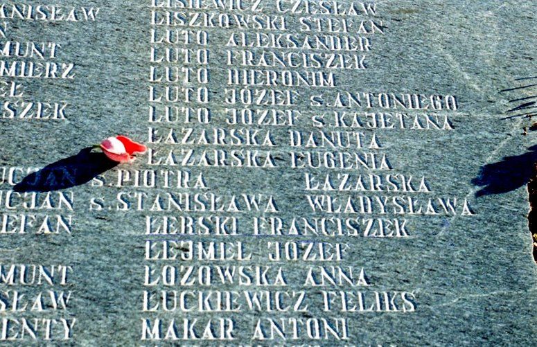 Łebski Franciszek wymieniony na pamiątkowej płycie w Gibach.