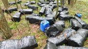 Toksyczne odpady porzucone w lesie. Interweniowały służby ratunkowe