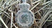 Historyczne odkrycie na Warmii i Mazurach: Medal Świętej Heleny wydobyty przez poszukiwaczy