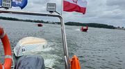 Policjanci i ratownicy WOPR w akcji. Żaglówka do góry dnem na jeziorze Ukiel