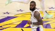 Król nie schodzi z tronu – LeBron James przedłuża kontrakt z Lakers