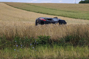 Ford wypadł z drogi, a mercedes rozbił się na słupie