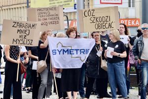 [WIDEO] Cóż szkodzi obiecać - protest pracowników olsztyńskiego ratusza
