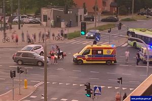 Motocykl uderzył w auto. Policjant z Bartoszyc zareagował natychmiast!