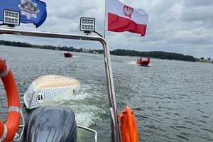 Przewrócona żaglówka na jeziorze Ukiel