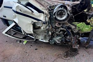 Kierowca fiata dachował po uderzeniu w drzewo