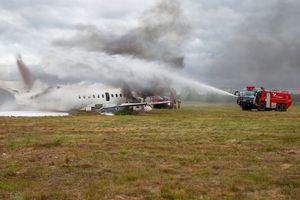 Symulacja pożaru samolotu na lotnisku. Strażacy przeprowadzili spektakularne ćwiczenia [ZDJĘCIA]