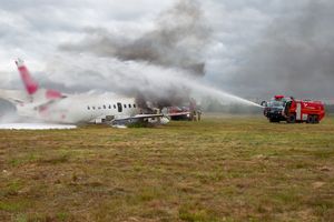 Symulacja pożaru samolotu na lotnisku. Strażacy przeprowadzili spektakularne ćwiczenia [ZDJĘCIA]