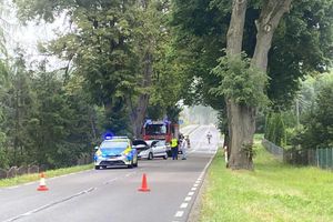 Groźny wypadek w Biskupcu. Cztery osoby trafiły do szpitala po uderzeniu auta w drzewo