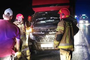 Na drodze krajowej zapalił się bus. Akcja służb