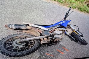 Czołowe zderzenie motocykla z osobówką
