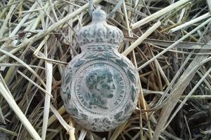 Historyczne odkrycie na Warmii i Mazurach: Medal Świętej Heleny wydobyty przez poszukiwaczy