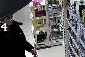 Po prostu to zrobił w jednym ze sklepów. Teraz szuka go policja [WIDEO]
