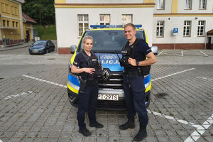 O włos od tragedii na osiedlu Pojezierze. Policjanci ewakuowali dwójkę seniorów
