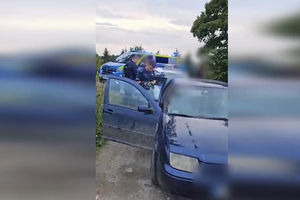 Pościg za volkswagenem. Kierowca porzucił auto i rzucił się do ucieczki pieszo