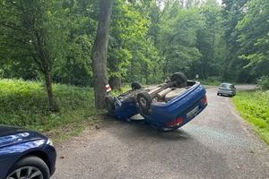 Jazdę zakończył na drzewie. Był nietrzeźwy i nie miał uprawnień