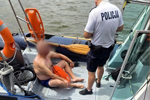 Turysta kąpał się na szlaku żeglownym Jezioraka. Nie wiedział, skąd wypłynął