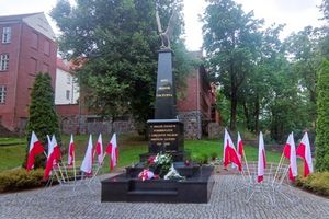 Znieważył flagę Polski „bo był pijany” – usłyszał zarzuty