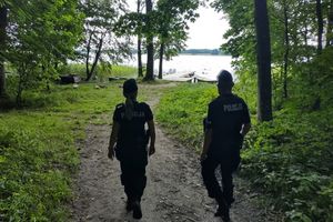 Spokojny wypoczynek zakończył się zatrzymaniem – 22-latek poszukiwany przez sąd