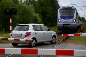 Zatrzymał pociąg, bo zignorował rogatki. Groźne zdarzenie na przejeździe kolejowym 
