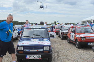 Jadą maluchami i pomagają dzieciom...